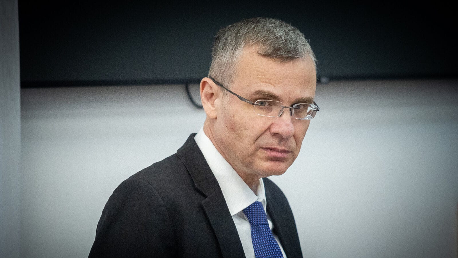 יריב לוין, שר המשפטים, בפתח עדותו במשפט המו"לים. בית המשפט המחוזי בירושלים, מאי 2024 (צילום: יונתן זינדל) יריב לוין, שר המשפטים, בפתח עדותו במשפט המו"לים. בית המשפט המחוזי בירושלים, מאי 2024 (צילום: יונתן זינדל)