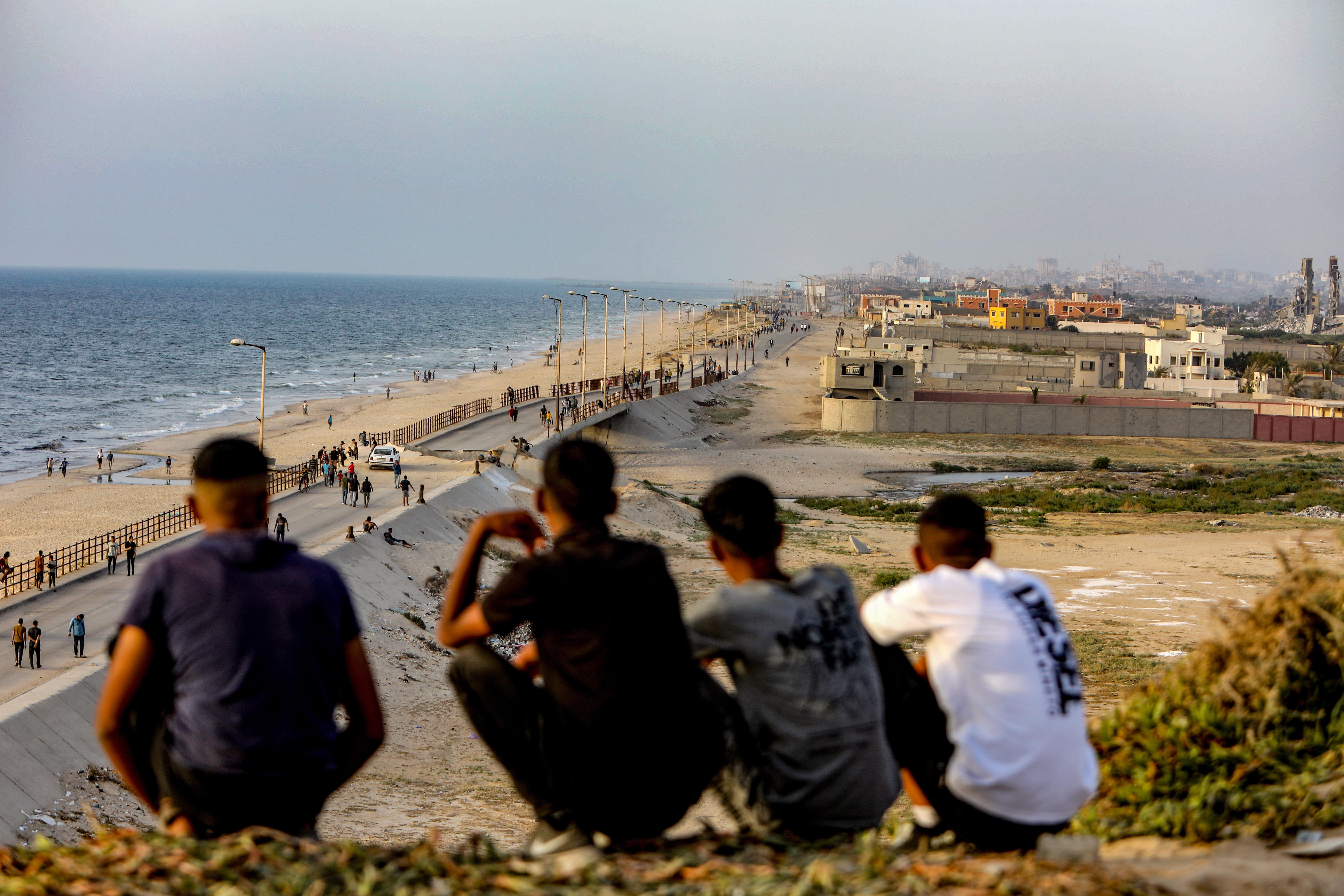 פלסטינים משקיפים על קו החוף של רצועת עזה, 22.5.2024 (צילום: עבד רחים חטיב)