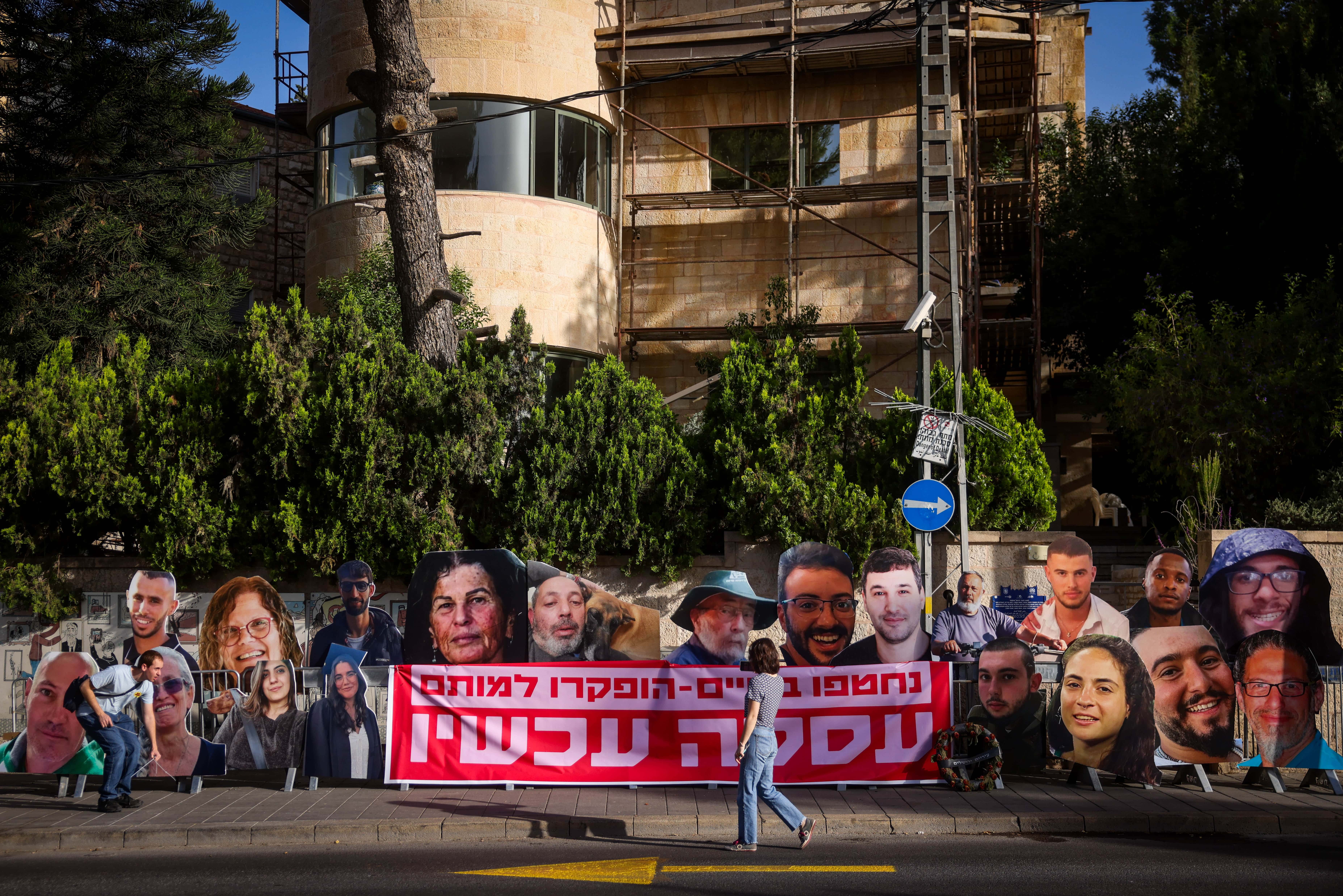 משמרת מחאה שבה מוצגות דמויותיהם של ישראלים שנחטפו לרצועת עזה בחיים ונהרגו לאחר מכן. ירושלים, 23.5.2024 (צילום: חיים גולדברג)