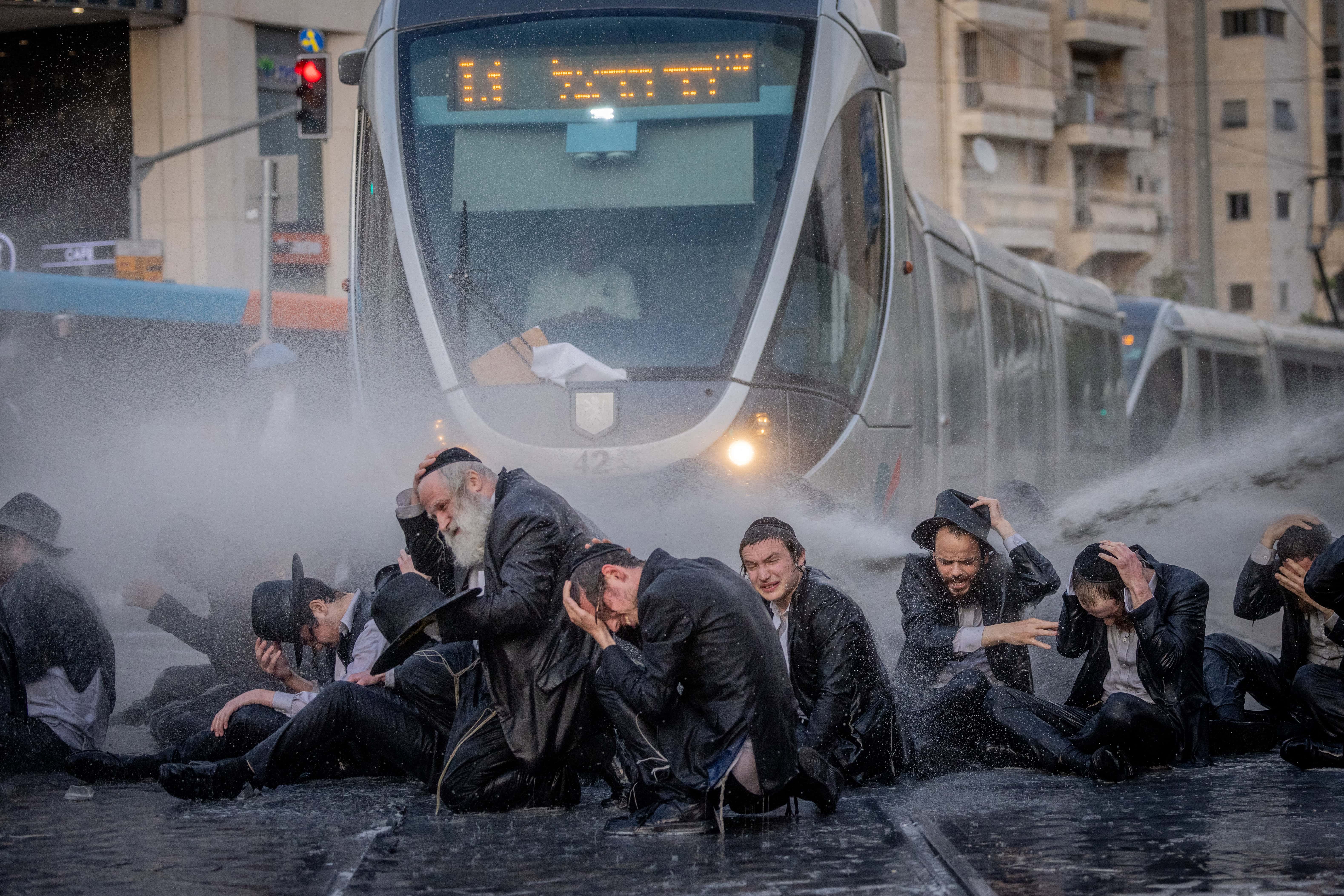 חרדים מפגינים נגד גיוס לצה"ל וסופגים זרם מים ממכת"זית. ירושלים, אתמול (צילום: חיים גולדברג)
