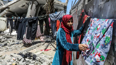 פלסטינית תולה כביסה בדיר אל-בלח, עזה, 30.5.24 (צילום: עבד רחים ח'טיב)