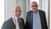 ווליד אל-עומרי, מנהל אל-ג'זירה בישראל (מימין) ועו"ד חוסיין אבו-חוסיין, בבית-המשפט המחוזי בת"א-יפו, 15.5.24 (צילום: אורן פרסיקו)