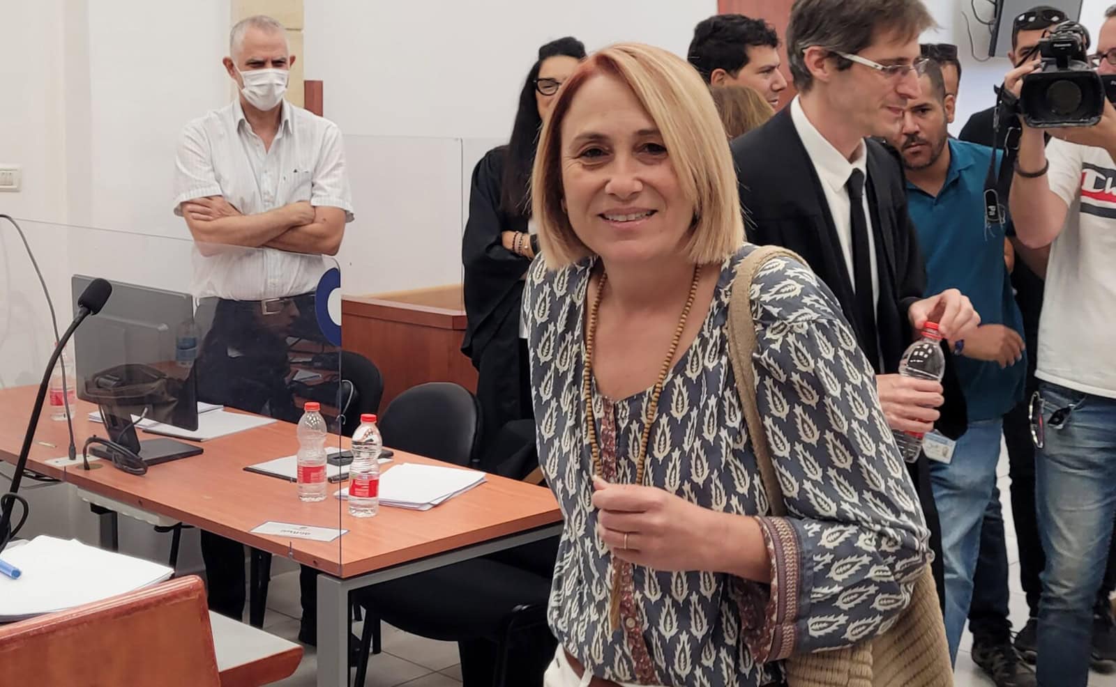 הנאשם נוני מוזס משקיף על העדה הדס קליין עם כניסתה לאולם משפט המו"לים. בית-המשפט המחוזי בירושלים, 20.9.2022 (צילום: אורן פרסיקו) הנאשם נוני מוזס משקיף על העדה הדס קליין עם כניסתה לאולם משפט המו"לים. בית-המשפט המחוזי בירושלים, 20.9.2022 (צילום: אורן פרסיקו)