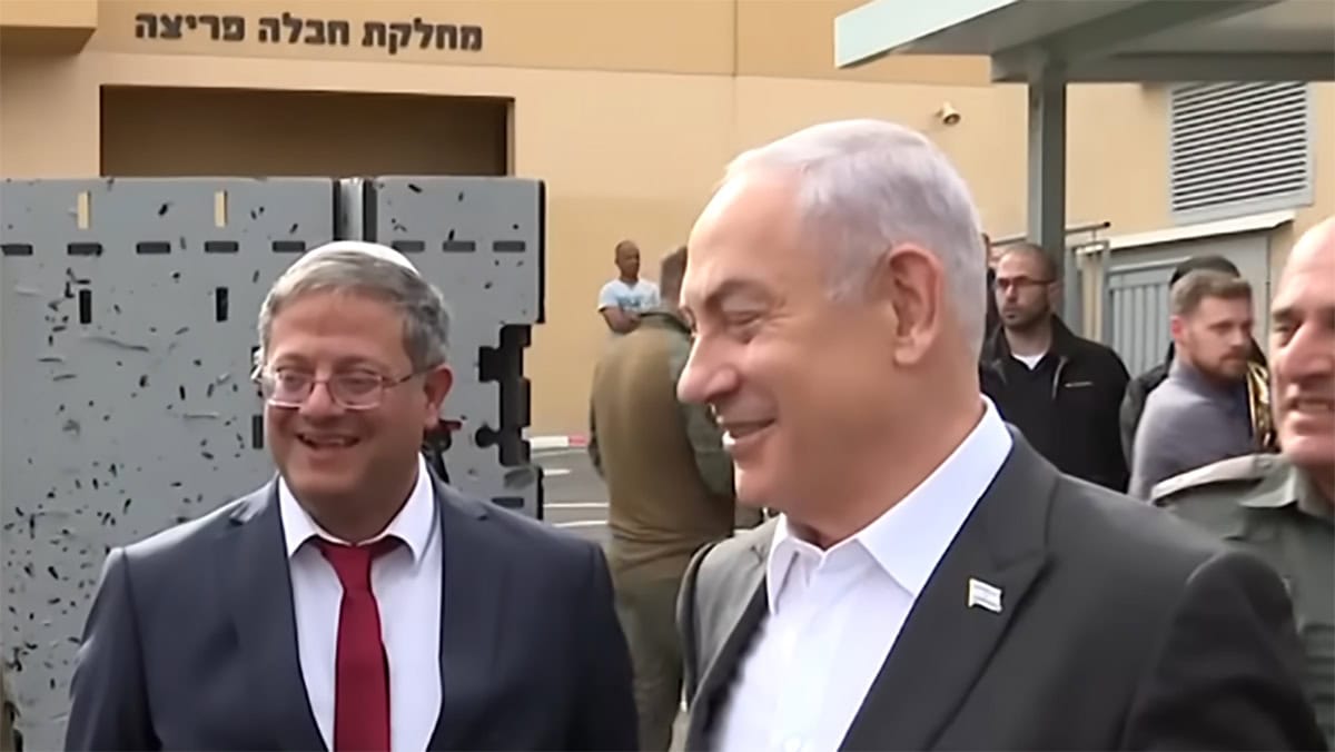 רה"מ בנימין נתניהו (מימין) והשר לביטחון פנים איתמר בן-גביר, פברואר 2024 (צילום מסך מסרטון של לשכת העיתונות הממשלתית)