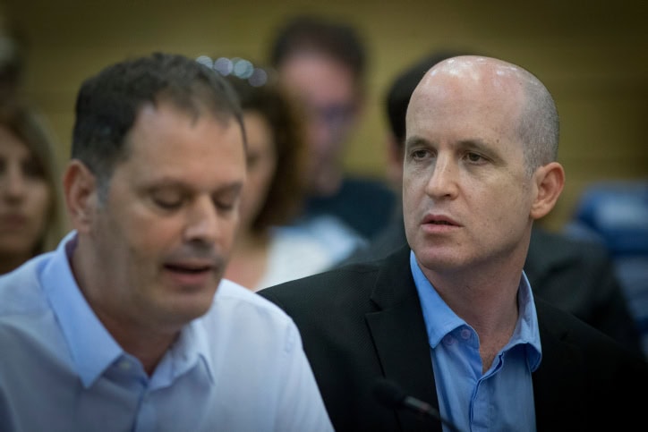 מנכ"ל תאגיד השידור אלדד קובלנץ (מימין) עם היו"ר גיל עומר, בדיון בוועדת הכלכלה של הכנסת, יולי 2016 (צילום: יונתן זינדל)