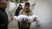 פלסטינים ממתינים לקבל את גופות קרוביהם שנהרגו בתקיפה אווירית ישראלית, בית החולים אלנג'אר, רפיח, 10.2.24 (צילום: עבד רחים חטיב)
