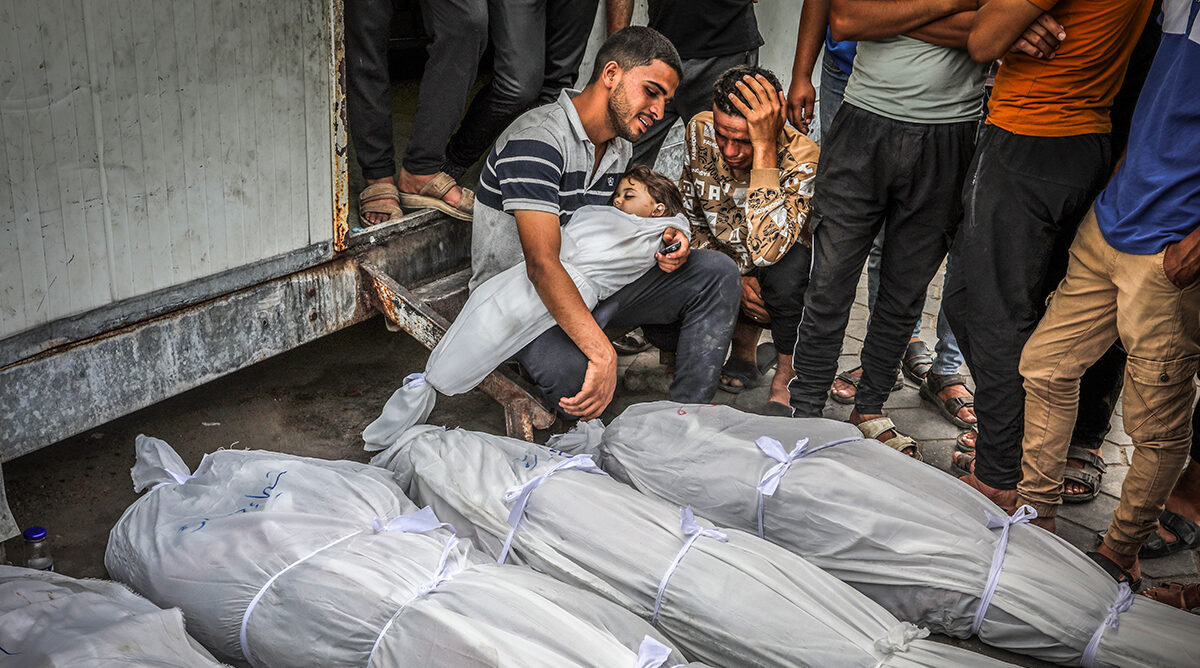 פלסטינים מקבלים את גופות קרוביהם שנהרגו בתקיפה אווירית ישראלית, בית החולים "אל-אקצא", דיר אל-בלח, 19.5.24 (צילום: עבד רחים חטיב)