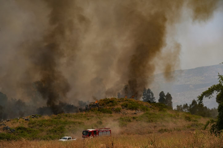 שריפות ליד כפר סולד, שהחלו בעקבות ירי טילים מלבנון, 14.6.2014 (צילום: אייל מרגולין)