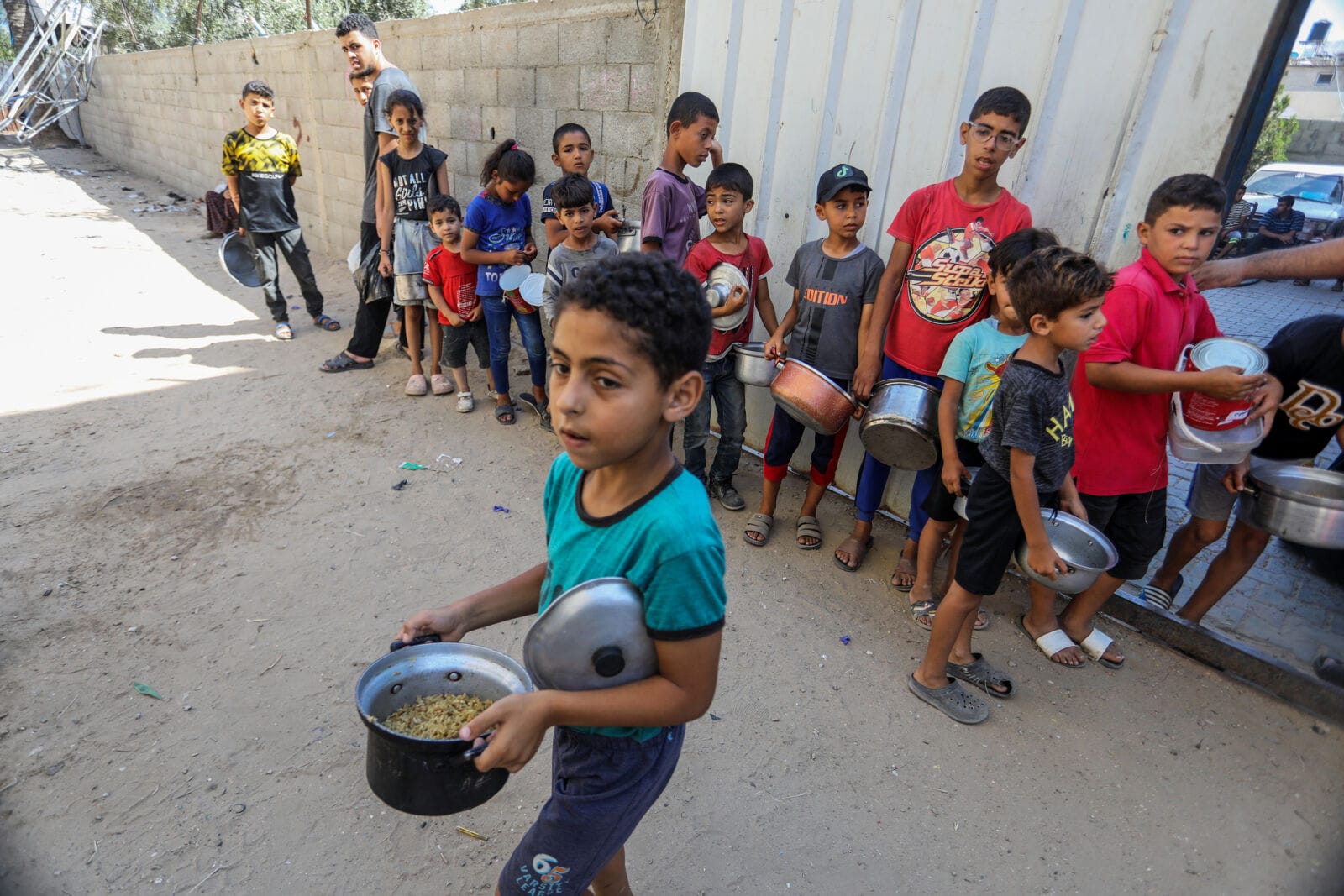 ילדים פלסטינים מחכים בתור לארוחה חמה, בורייג', 21.6.24 (צילום: עבד רחים חטיב)