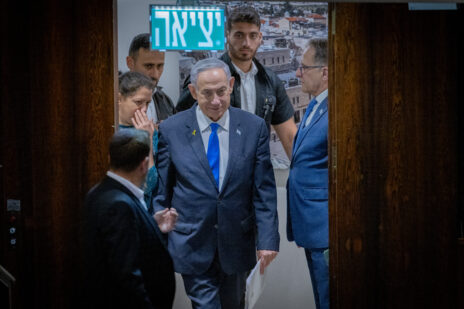 ראש ממשלת ישראל, בנימין נתניהו, נכנס למליאת הכנסת. 24.6.2024 (צילום: חיים גולדברג)