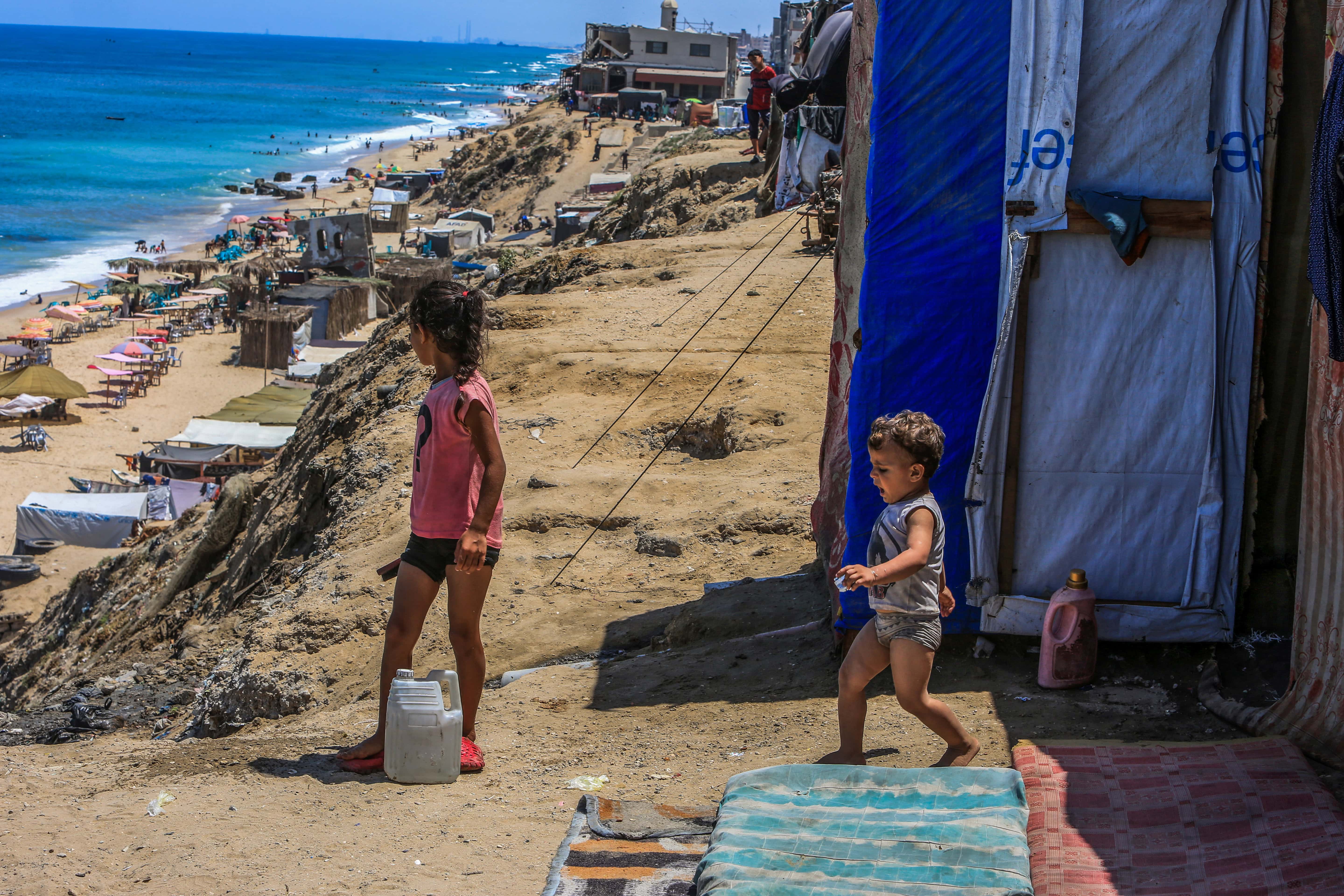 ילדים פלסטינים בחוף הים במרכז רצועת עזה. 25.6.2024 (צילום: עבד רחים חטיב)