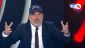מגיש "הפטריוטים" ינון מגל חובש כובע ועליו הכיתוב "ניצחון מוחלט", אותו הוא מוכר ברשתות (צילום מסך: ערוץ 14)