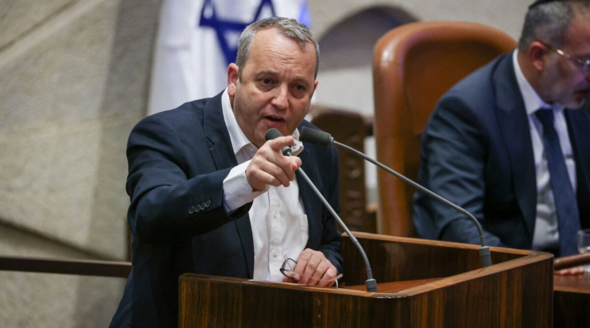 ח"כ גלעד קריב נואם נגד "חוק הרדיו", מליאת הכנסת, 3.7.24 (צילום: נועם מושקוביץ, דוברות הכנסת)