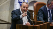 ח"כ גלעד קריב נואם נגד "חוק הרדיו", מליאת הכנסת, 3.7.24 (צילום: נועם מושקוביץ, דוברות הכנסת)