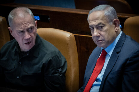 ראש הממשלה בנימין נתניהו ושר הביטחון יואב גלנט במליאת הכנסת, מרץ 2024 (צילום: יונתן זינדל)