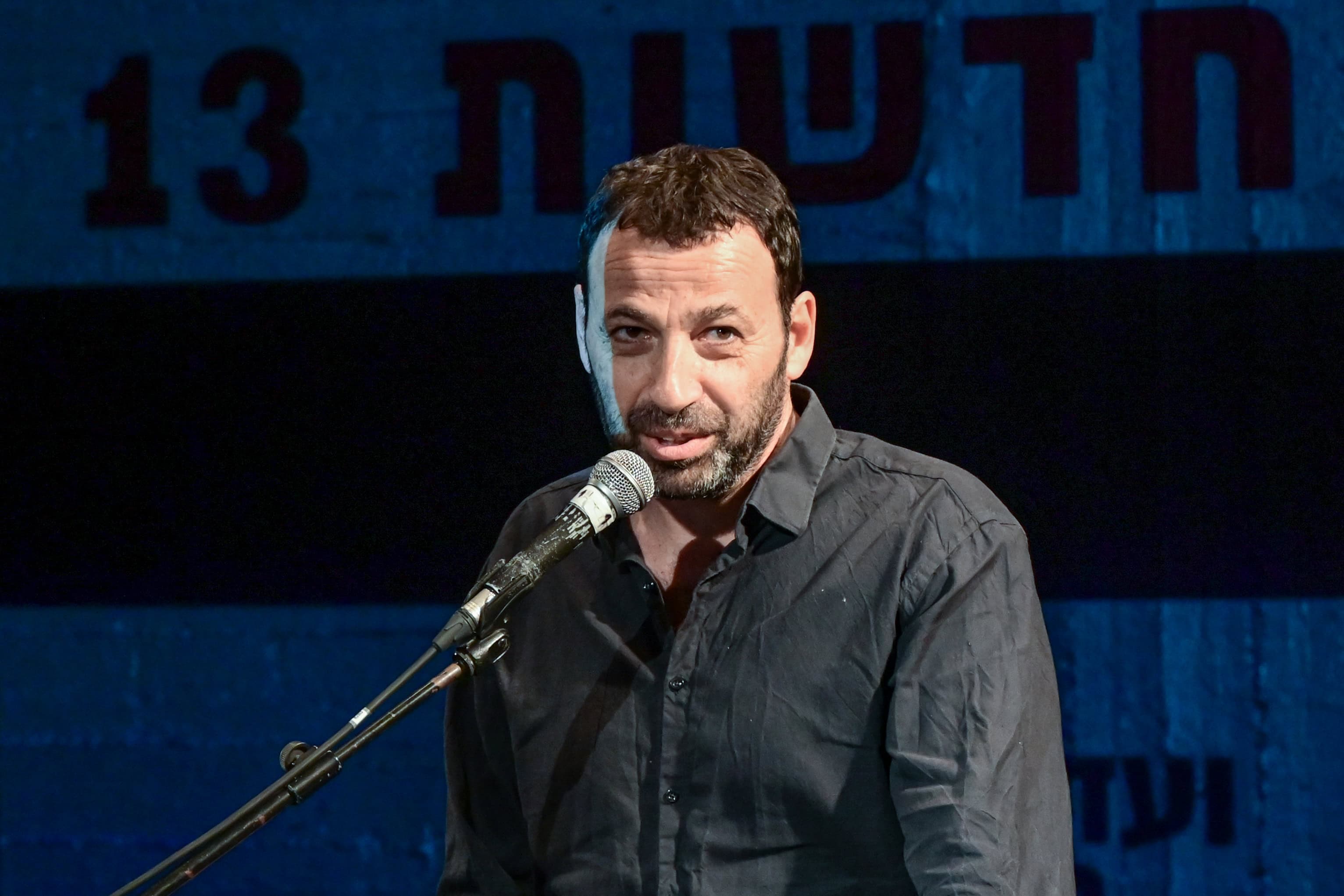 רביב דרוקר נואם בכנס החירום להצלת חדשות 13. תל-אביב, 14.7.2024 (צילום: אבשלום ששוני)
