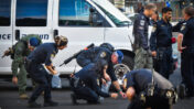שוטרים אוספים רסיסים של כטב"ם מתאבד שהתפוצץ בלב תל-אביב. 19.7.2024 (צילום: אבשלום ששוני)