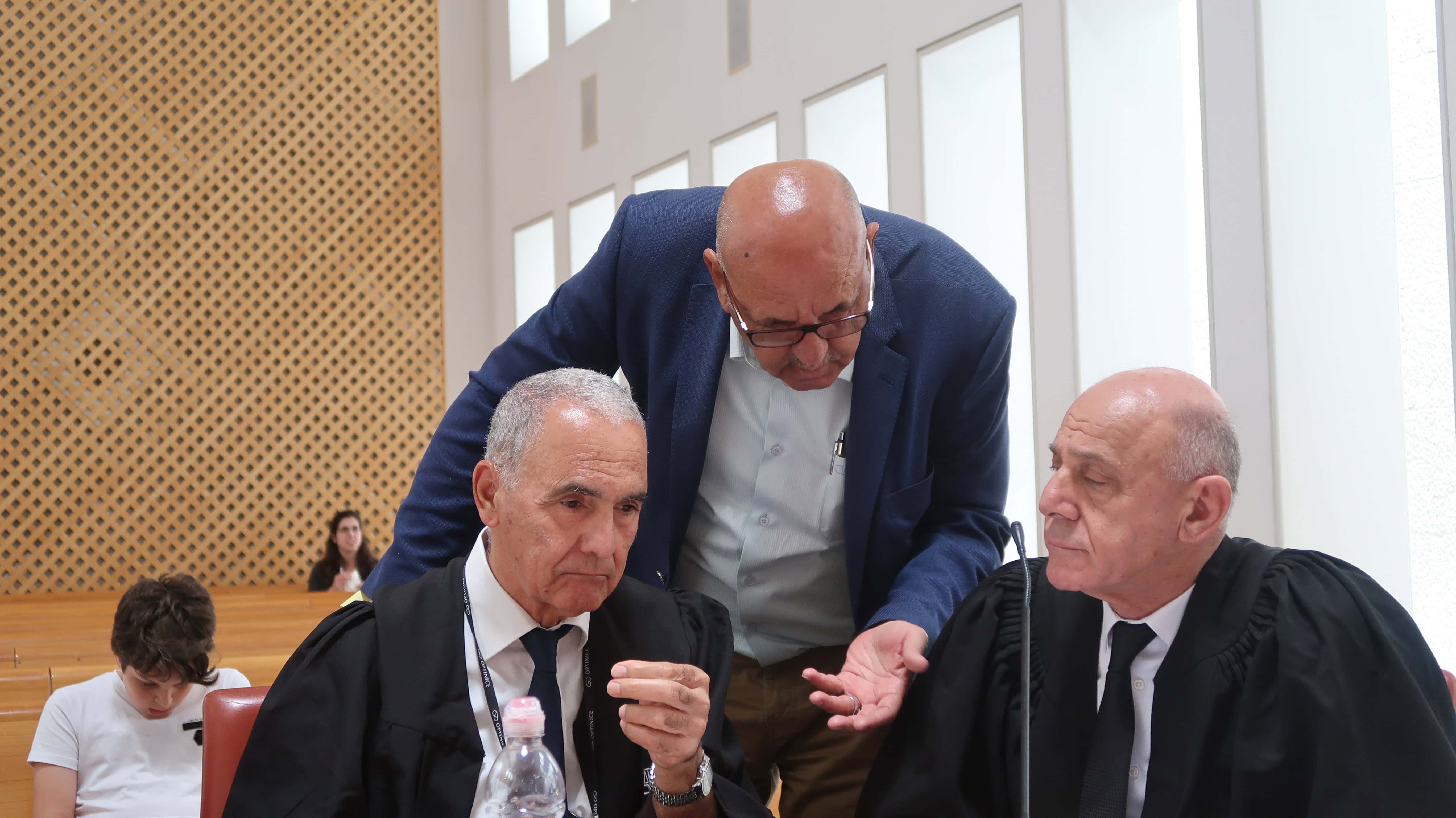 וואליד אל-עומרי, מנהל אל-ג'זירה בישראל ובשטחים, משוחח עם עורכי דינו. מימין: סלים וקים וחוסיין אבו-חוסיין, בדיון על צווים להגבלת שידורי אל-ג'זירה, בית-המשפט העליון, 14.7.2024 (צילום: אורן פרסיקו) וואליד אל-עומרי, מנהל אל-ג'זירה בישראל ובשטחים, משוחח עם עורכי דינו. מימין: סלים וקים וחוסיין אבו-חוסיין, בדיון על צווים להגבלת שידורי אל-ג'זירה, בית-המשפט העליון, 14.7.2024 (צילום: אורן פרסיקו)
