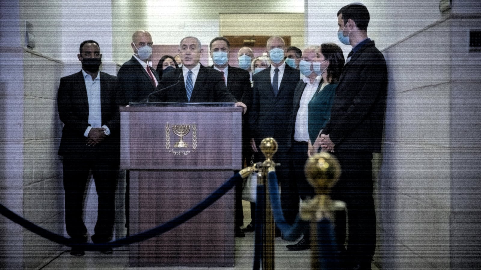רה"מ בנימין נתניהו תוקף את מערכת המשפט ואכיפת החוק של מדינת ישראל, מתוך מסדרונות ביהמ"ש המחוזי בירושלים, רגע לפני פתיחת משפטו, כשמאחוריו חברי-כנסת ושרים מהליכוד, 24.5.2020 (צילום מקורי: יונתן זינדל) רה"מ בנימין נתניהו תוקף את מערכת המשפט ואכיפת החוק של מדינת ישראל, מתוך מסדרונות ביהמ"ש המחוזי בירושלים, רגע לפני פתיחת משפטו, כשמאחוריו חברי-כנסת ושרים מהליכוד, 24.5.2020 (צילום מקורי: יונתן זינדל)