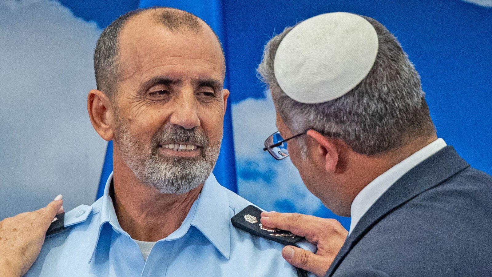 השר לביטחון לאומי איתמר בן-גביר (משמאל) מניח יד על קצין המשטרה דניאל (דני) לוי בטקס מינויו למפכ"ל, 25.8.24 (צילום: יונתן זינדל) השר לביטחון לאומי איתמר בן-גביר (משמאל) מניח יד על קצין המשטרה דניאל (דני) לוי בטקס מינויו למפכ"ל, 25.8.24 (צילום: יונתן זינדל)