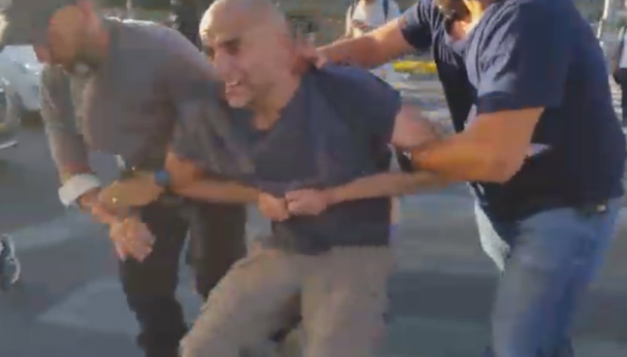 ערן ורד נעצר באלימות וללא הצדקה ע"י שוטרים בהפגנה נגד אלימות משטרתית (צילום: שירלי נדב) ערן ורד נעצר באלימות וללא הצדקה ע"י שוטרים בהפגנה נגד אלימות משטרתית (צילום: שירלי נדב)