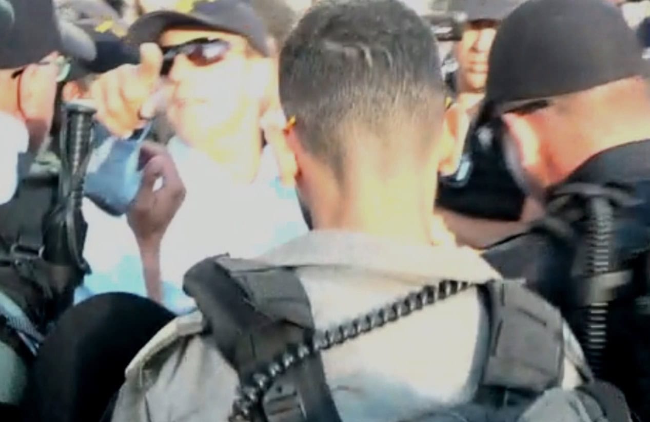 תנ"צ דניאל לוי, מפקד מרחב ירקון, מצביע על ורד לפני המעצר (צילום מסך מתוך הסרטון של ורד) תנ"צ דניאל לוי, מפקד מרחב ירקון, מצביע על ורד לפני המעצר (צילום מסך מתוך הסרטון של ורד)