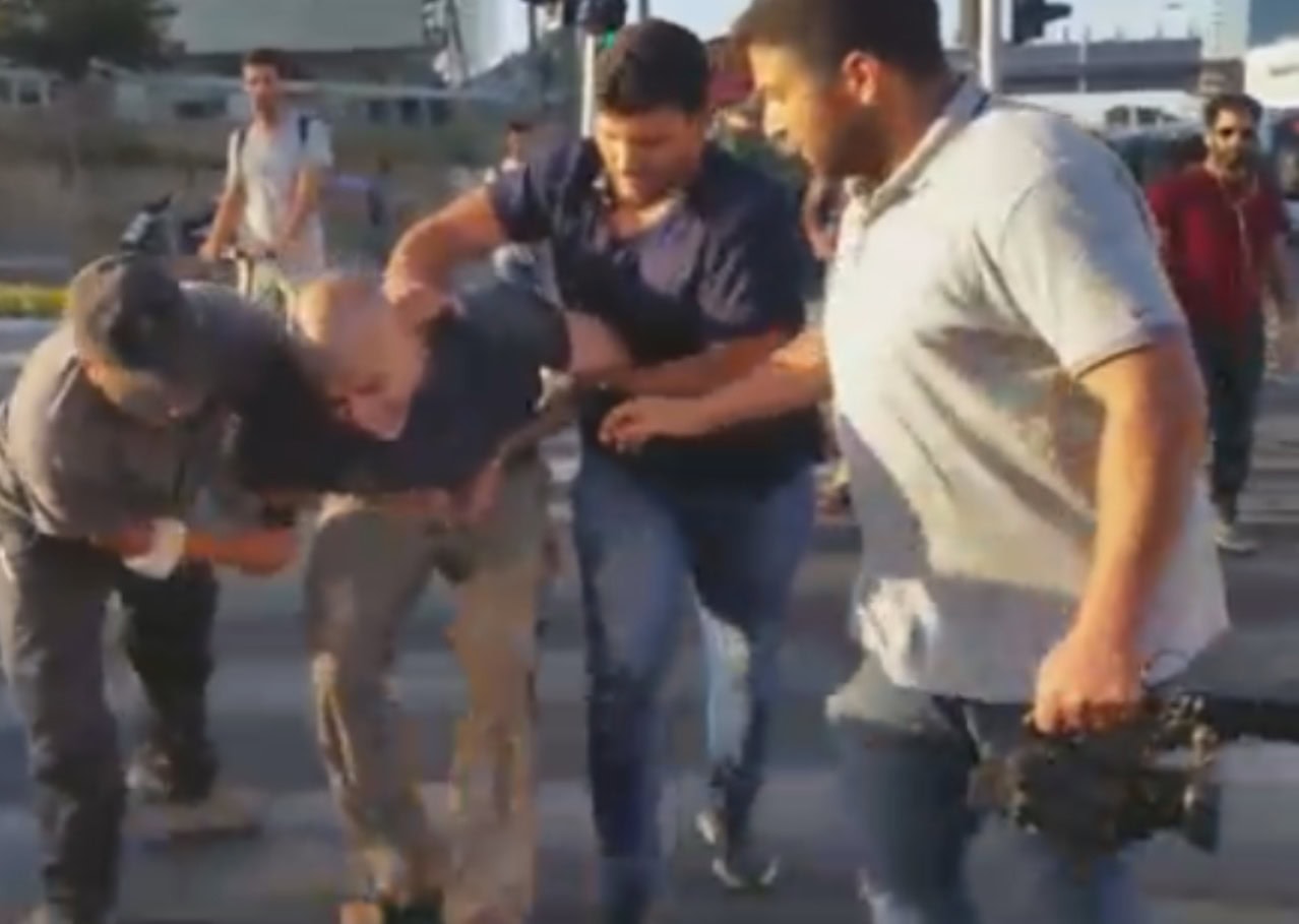ערן ורד נעצר באלימות וללא הצדקה ע"י שוטרים בהפגנה נגד אלימות משטרתית (צילום: שירלי נדב) ערן ורד נעצר באלימות וללא הצדקה ע"י שוטרים בהפגנה נגד אלימות משטרתית (צילום: שירלי נדב)