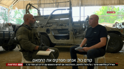 ניר דבור, הכתב הצבאי של חדשות 12 (מימין) מראיין את תא"ל דן גולדפוס, 12.8.24 (צילום מסך)