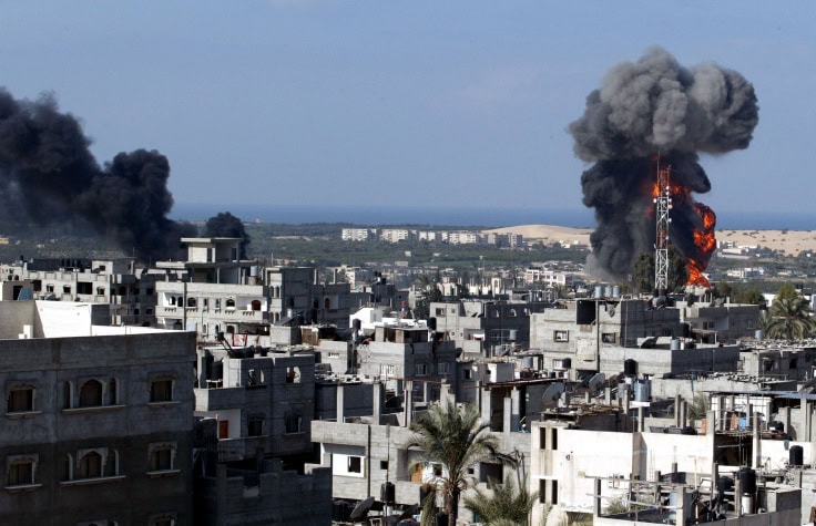 הפצצה של צה"ל סמוך לציר פילדלפי, 12 בינואר 2009 (צילום: אחמד חטיב)