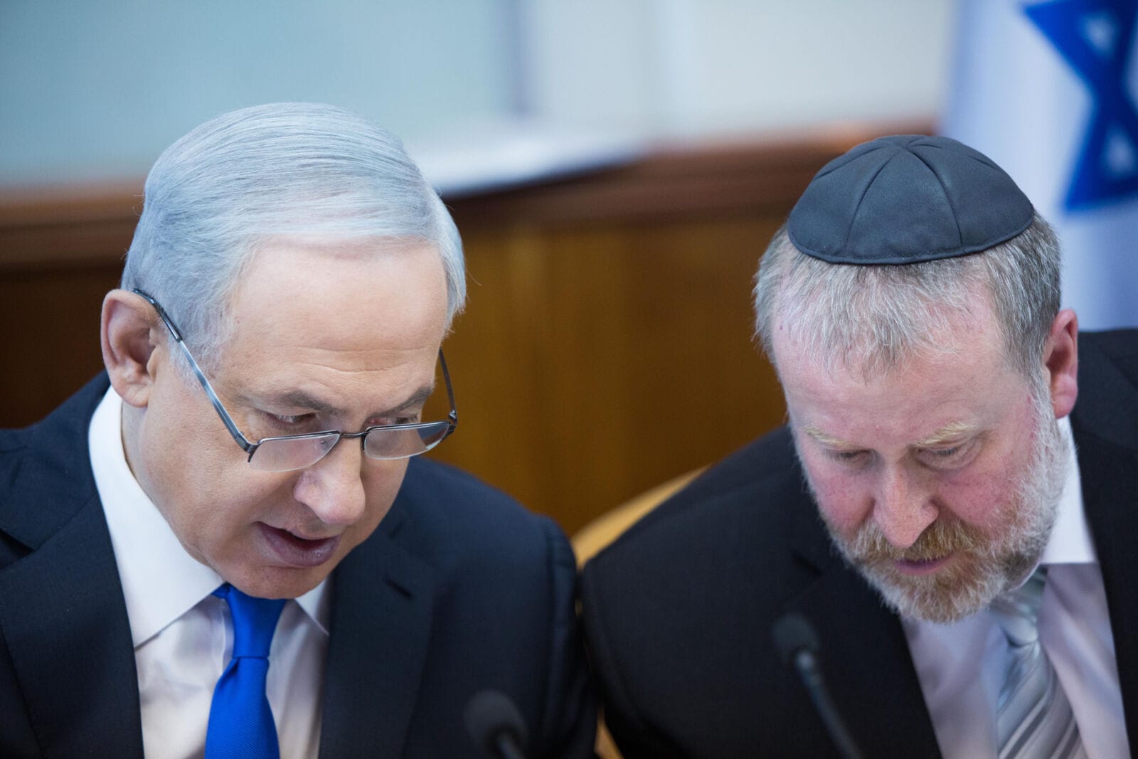 רה"מ בנימין נתניהו עם מזכיר הממשלה אביחי מנדלבליט, 20.12.2015 (צילום: יונתן זינדל) רה"מ בנימין נתניהו עם מזכיר הממשלה אביחי מנדלבליט, 20.12.2015 (צילום: יונתן זינדל)