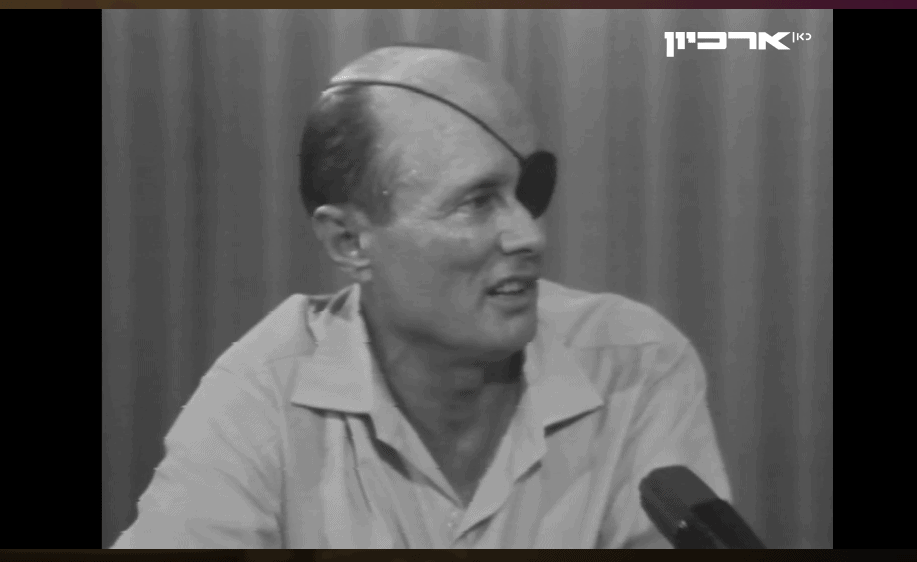 שר הביטחון משה דיין מתראיין בערוץ 1, 15.10.1973 (צילום מסך) שר הביטחון משה דיין מתראיין בערוץ 1, 15.10.1973 (צילום מסך)