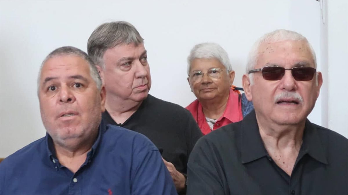 אבי וייס (מימין) ואלי ציפורי, בדיון הראשון בהליך הפלילי שהוגש נגדם באשמת הטרדת הדס קליין, ביהמ"ש השלום בתל-אביב, 15.10.2024 (צילום: אורן פרסיקו)
