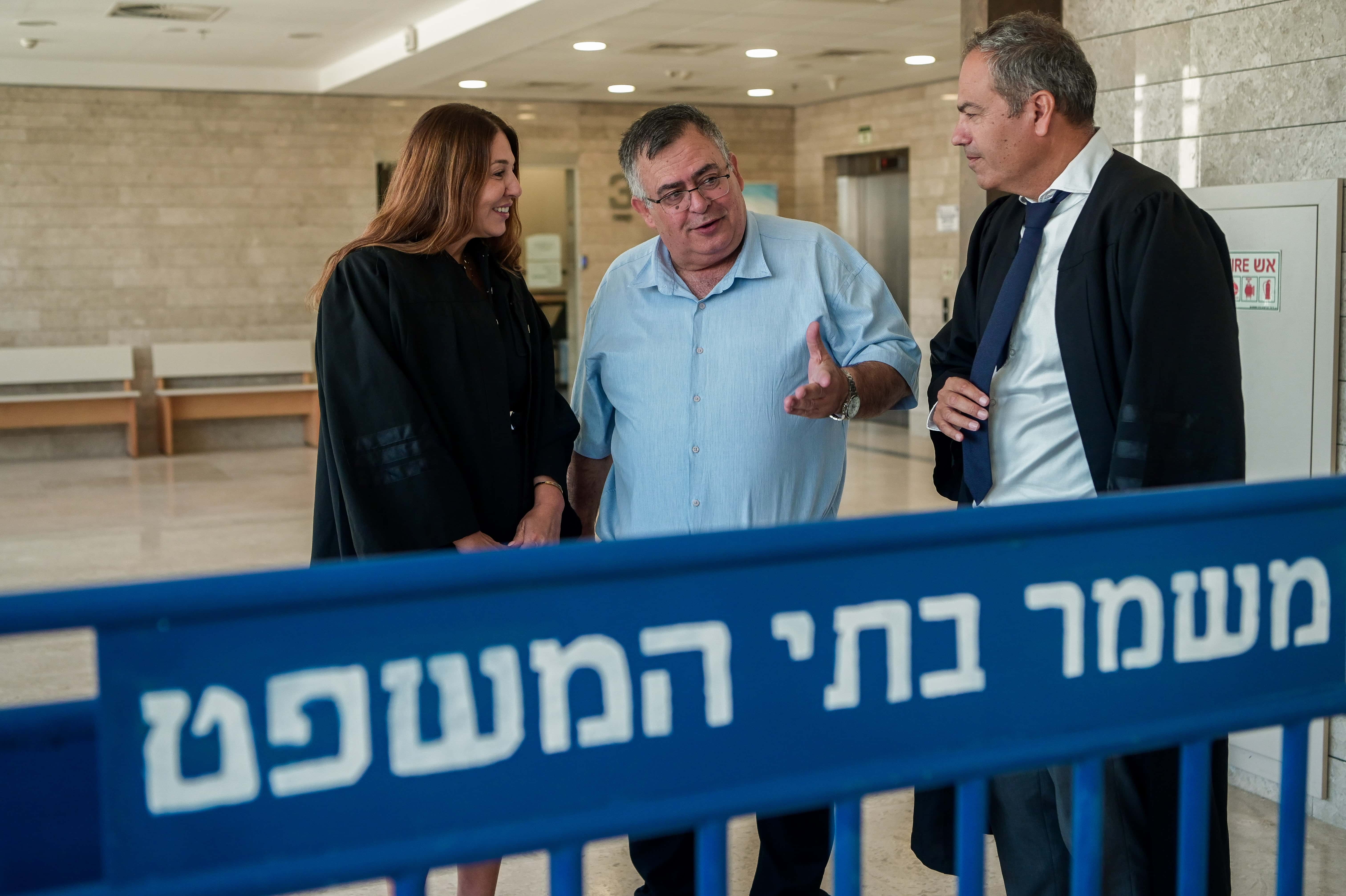 הנאשם דוד ביטן עם סנגורו גד זילברשלג ועו"ד טליה גרידיש, שמייצגת את הנאשם צחי ג'דע. בית המשפט המחוזי בלוד, ספטמבר 2023 (צילום: אבשלום ששוני) הנאשם דוד ביטן עם סנגורו גד זילברשלג ועו"ד טליה גרידיש, שמייצגת את הנאשם צחי ג'דע. בית המשפט המחוזי בלוד, ספטמבר 2023 (צילום: אבשלום ששוני)
