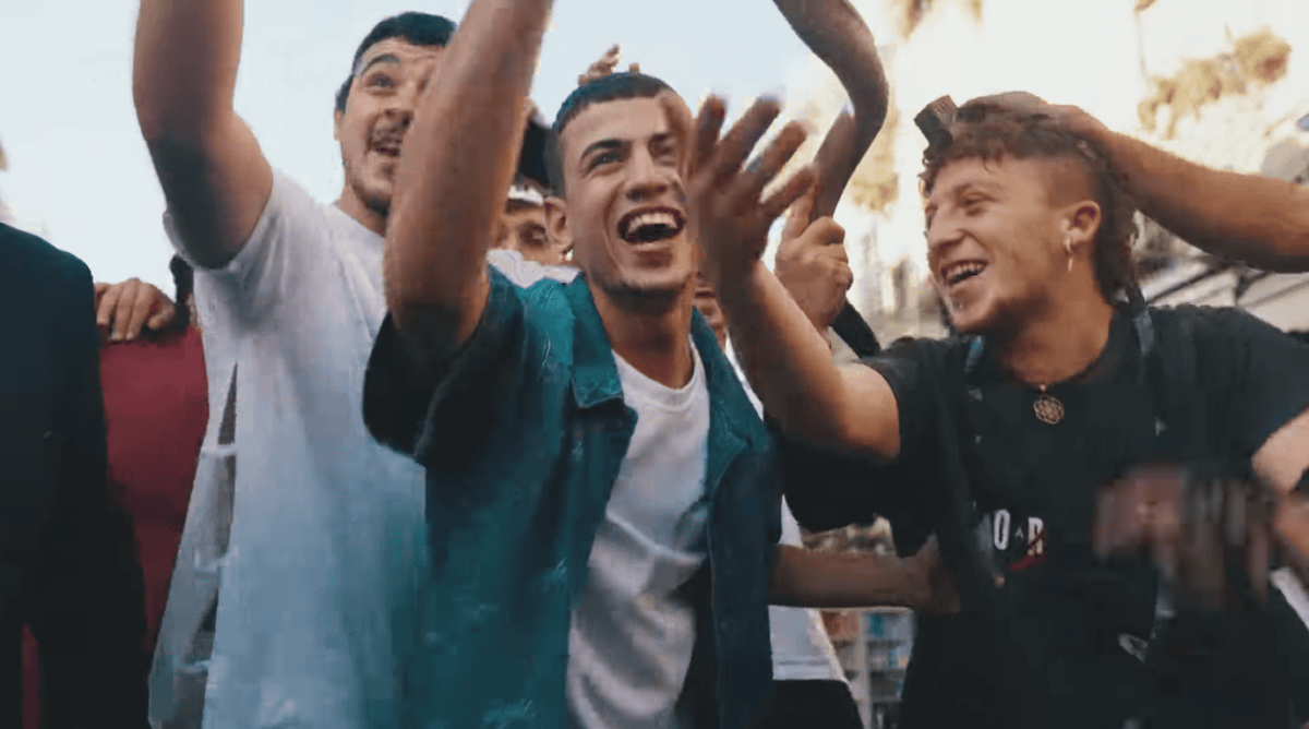 צילום מסך מתוך הקליפ לשיר "תמיד אוהב אותי" בביצוע ששון שאולוב צילום מסך מתוך הקליפ לשיר "תמיד אוהב אותי" בביצוע ששון שאולוב