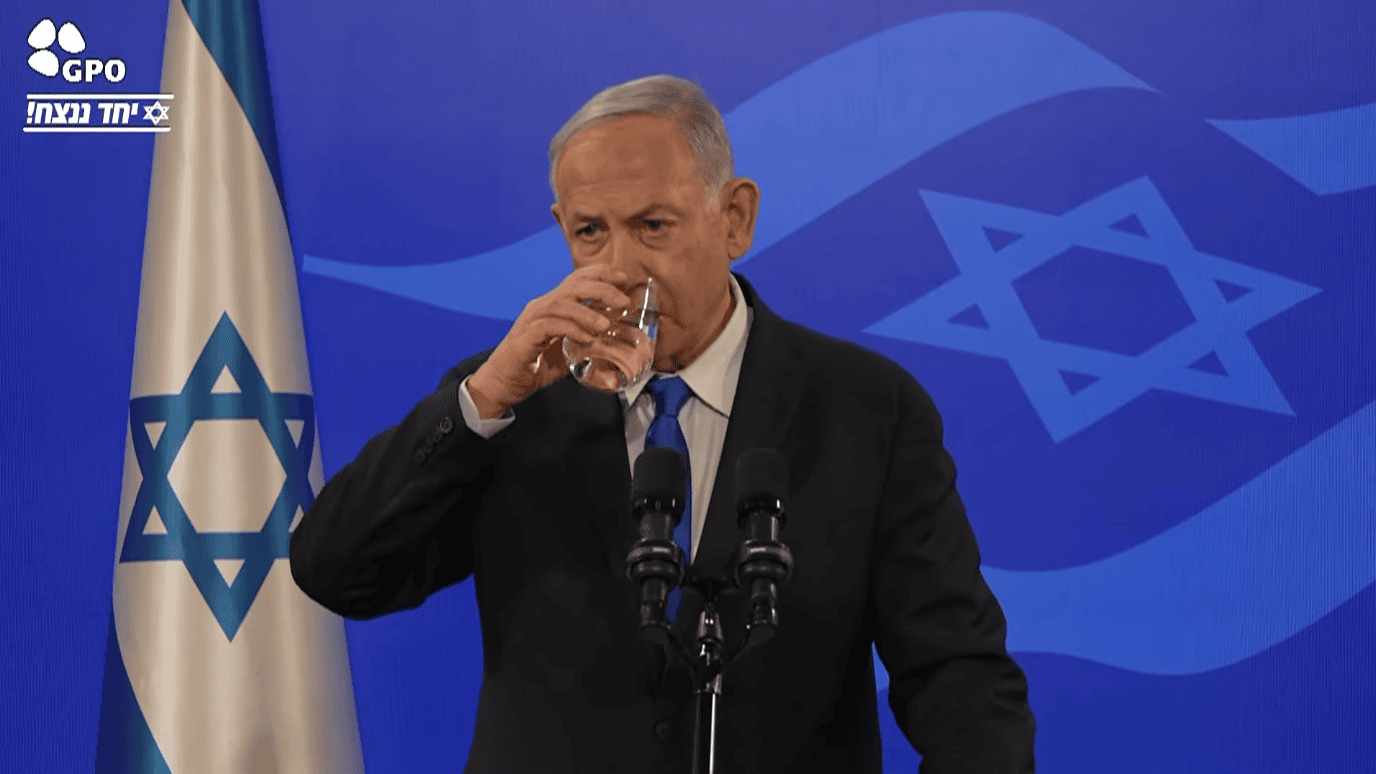 רה"מ בנימין נתניהו שותה כוס מים לפני הצהרה שנשא בפתח מסיבת עיתונאים, 30.12.23 (צילום מסך מתוך שידור לע"מ) רה"מ בנימין נתניהו שותה כוס מים לפני הצהרה שנשא בפתח מסיבת עיתונאים, 30.12.23 (צילום מסך מתוך שידור לע"מ)