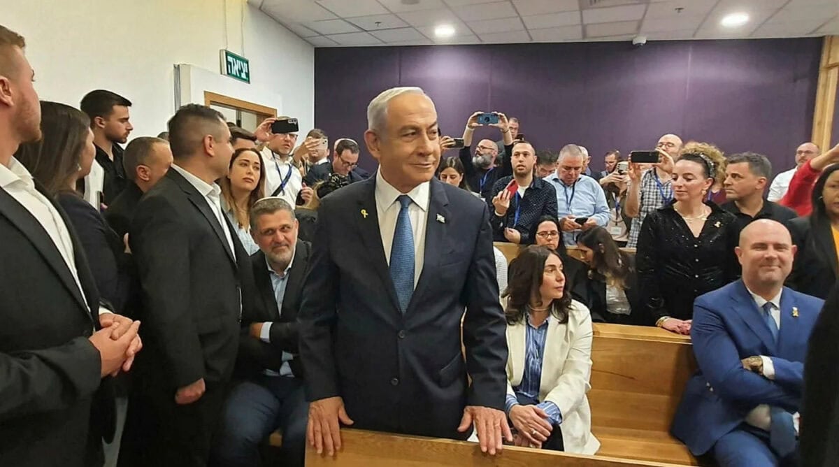 נאשם מס' 1, רה"מ בנימין נתניהו, בפתח יום עדותו הראשון במשפט בו הוא נאשם בשוחד, מרמה והפרת אמונים, ביהמ"ש המחוזי בתל-אביב, 12.10.24 (צילום: ראובן קסטרו) נאשם מס' 1, רה"מ בנימין נתניהו, בפתח יום עדותו הראשון במשפט בו הוא נאשם בשוחד, מרמה והפרת אמונים, ביהמ"ש המחוזי בתל-אביב, 12.10.24 (צילום: ראובן קסטרו)