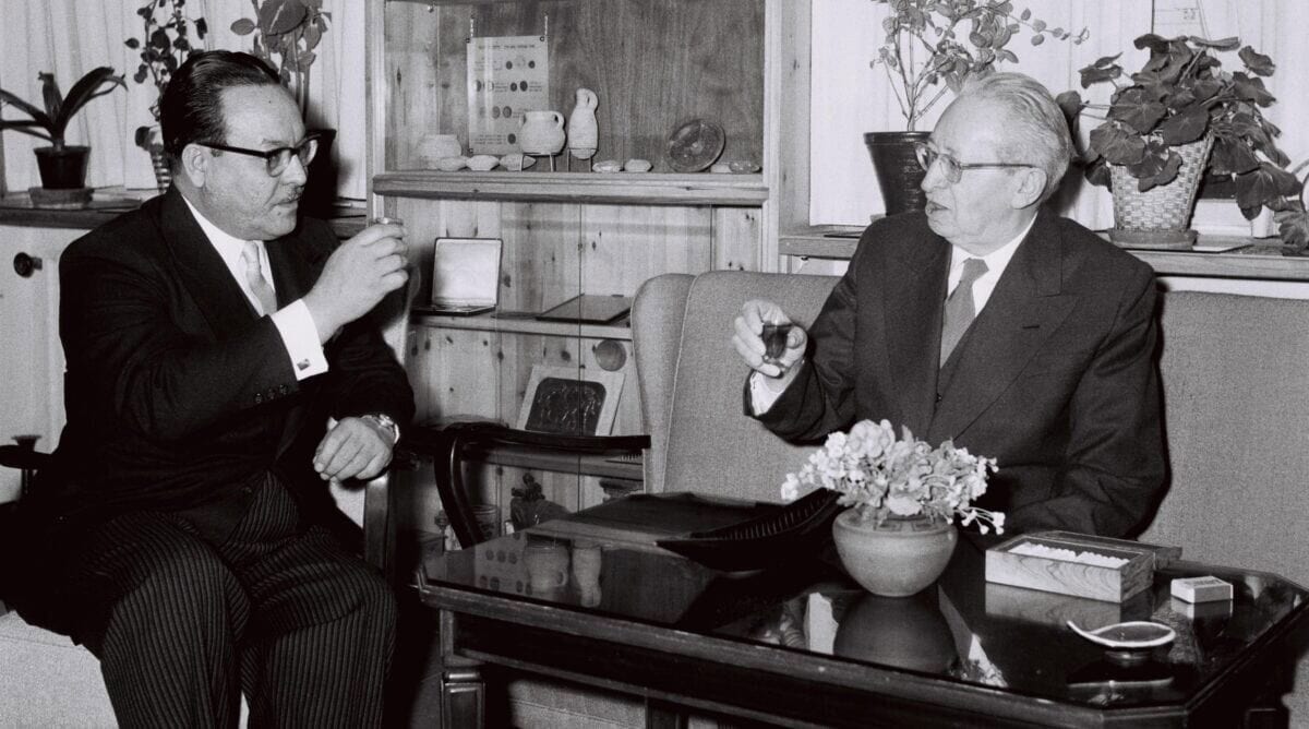 The Ambassador of the Dominican Republic to Israel, Dr. Joaquin Salazar, with President Yitzhak Ben-Zvi after the presentation of his letter of credence, January 21, 1960 (Photo: Moshe Friedan, GPO)
