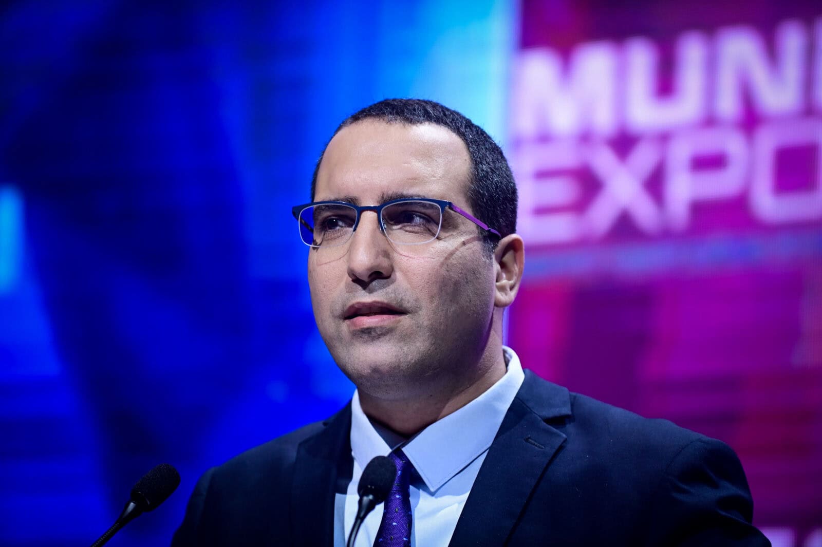 עיתונאי חדשות 12 ירון אברהם (צילום: תומר נויברג)