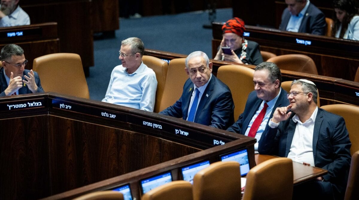 מימין: השר לביטחון לאומי איתמר בן-גביר, שר הביטחון ישראל כ"ץ, ראש הממשלה בנימין נתניהו, שר המשפטים יריב לוין ושר החוץ גדעון סער, בישיבת הכנסת לדיון במינוי כ"ץ וסער, 8.11.24 (צילום: יונתן זינדל)מימין: השר לביטחון לאומי איתמר בן-גביר, שר הביטחון ישראל כ"ץ, ראש הממשלה בנימין נתניהו, שר המשפטים יריב לוין ושר החוץ גדעון סער, בישיבת הכנסת לדיון במינוי כ"ץ וסער, 8.11.24 (צילום: יונתן זינדל) מימין: השר לביטחון לאומי איתמר בן-גביר, שר הביטחון ישראל כ"ץ, ראש הממשלה בנימין נתניהו, שר המשפטים יריב לוין ושר החוץ גדעון סער, בישיבת הכנסת לדיון במינוי כ"ץ וסער, 8.11.24 (צילום: יונתן זינדל)