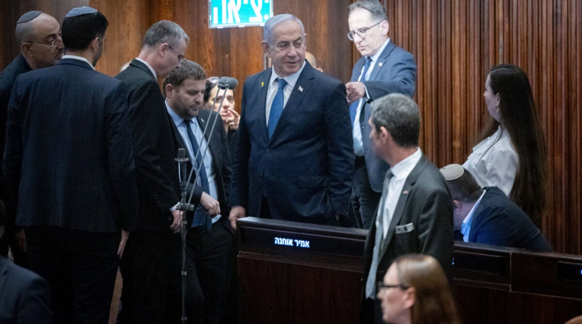 רה"מ בנימין נתניהו. עוד בתמונה: ח"כ טלי גוטליב, החתומה על החוק ל"הפרטת" התאגיד, ושר התקשורת שלמה קרעי (צילום: חיים גולדברג)