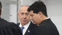 ראש הממשלה בנימין נתניהו ועו"ד דינו עמית חדד, לפני תחילת יום עדותו השלישי במשפט המו"לים, 16.12.2024 (צילום: ארן פרסיקו)