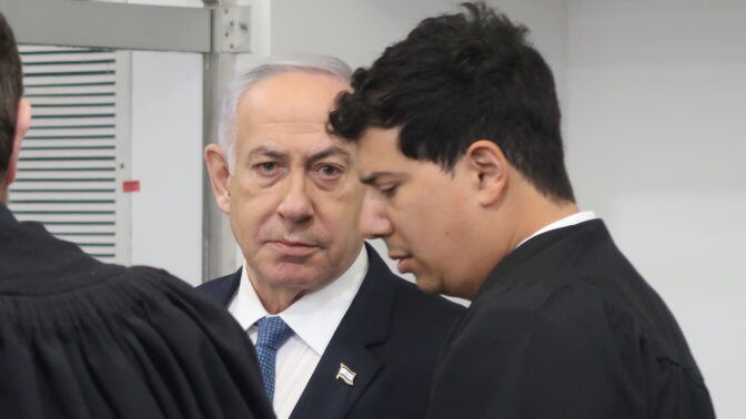 ראש הממשלה בנימין נתניהו ועו"ד דינו עמית חדד, לפני תחילת יום עדותו השלישי במשפט המו"לים, 16.12.2024 (צילום: ארן פרסיקו)