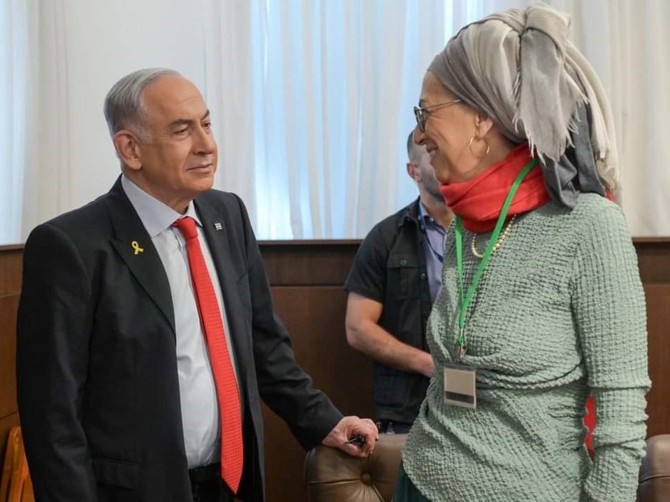 ראש הממשלה נתניהו עם דיצה אור, אימו של אבינתן אור שנחטף ממסיבת הנובה (צילום: מעיין טואף, לע"מ) ראש הממשלה נתניהו עם דיצה אור, אימו של אבינתן אור שנחטף ממסיבת הנובה (צילום: מעיין טואף, לע"מ)