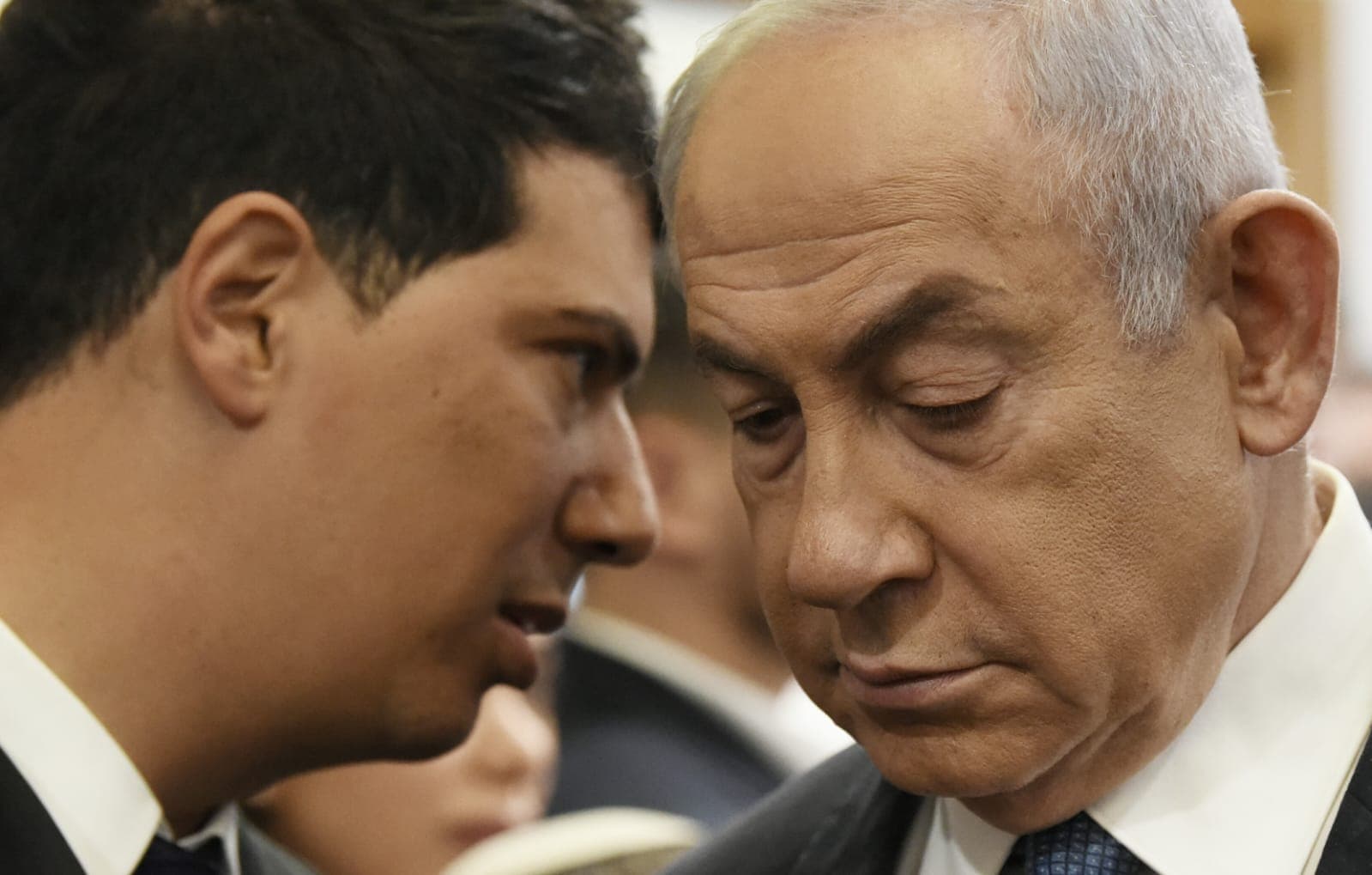ראש הממשלה בנימין נתניהו ועו"ד עמית חדד, ביום העדות הראשון של הנאשם, 10.12.2024 (צילום: ראובן קסטרו) ראש הממשלה בנימין נתניהו ועו"ד עמית חדד, ביום העדות הראשון של הנאשם, 10.12.2024 (צילום: ראובן קסטרו)