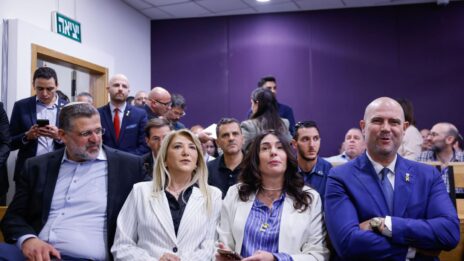 יו"ר הכנסת אמיר אוחנה, השרה מירי רגב, ח"כ לשעבר אסנת מארק וח"כ אביחי בוארון, ביום עדותו הראשון של הנאשם בנימין נתניהו, 10.12.2024 (צילום: יונתן זינדל) יו"ר הכנסת אמיר אוחנה, השרה מירי רגב, ח"כ לשעבר אסנת מארק וח"כ אביחי בוארון, ביום עדותו הראשון של הנאשם בנימין נתניהו, 10.12.2024 (צילום: יונתן זינדל)