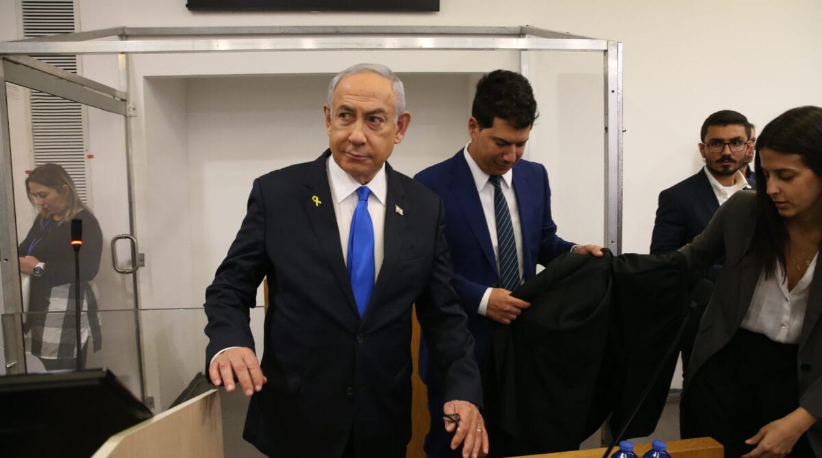 היום השני של עדות בנימין נתניהו. בית המשפט המחוזי בתל אביב, 11.12.2024 (צילום: עמית שאבי)