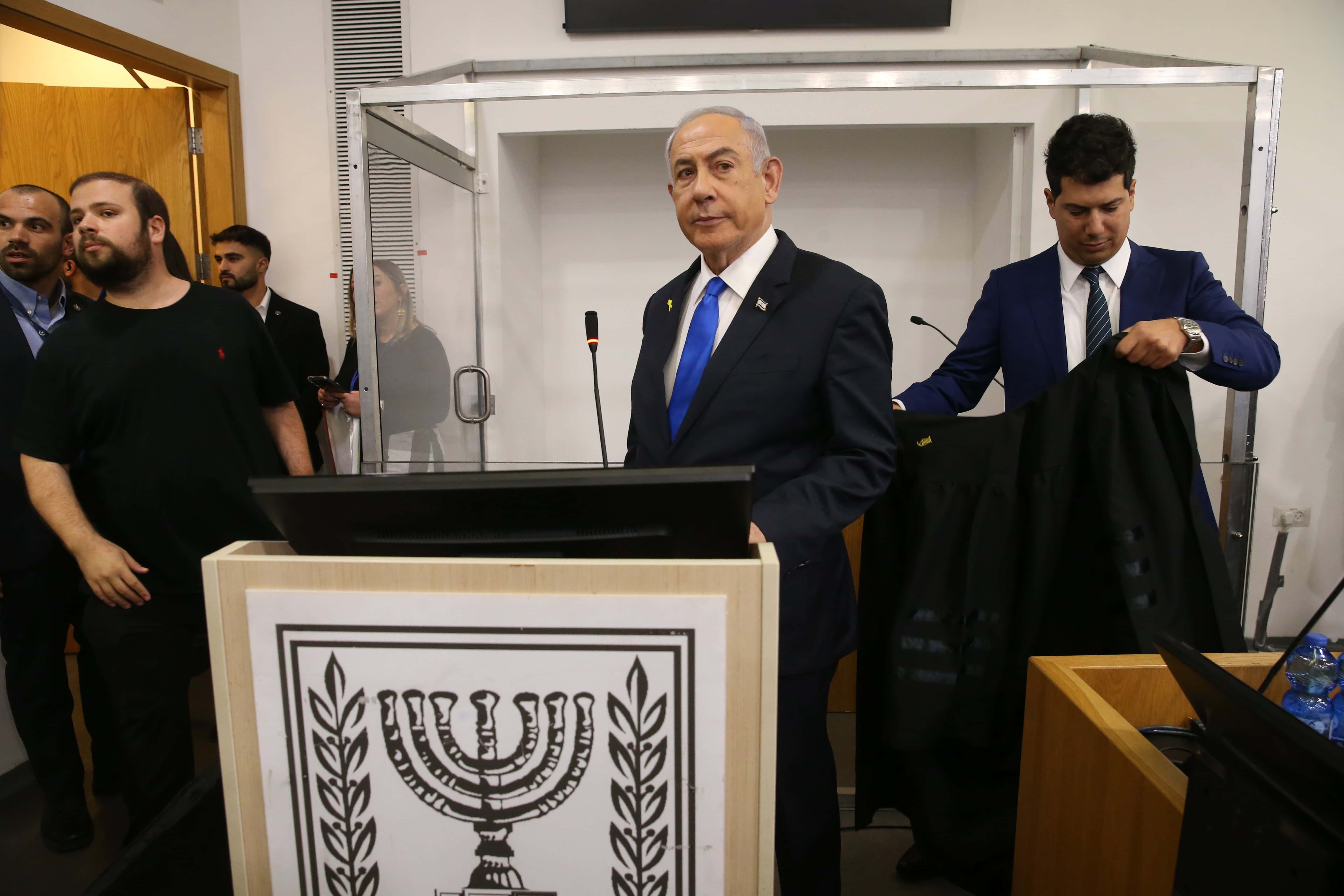 היום השני של עדות בנימין נתניהו. בית המשפט המחוזי בתל אביב, 11.12.2024 (צילום: עמית שאבי)