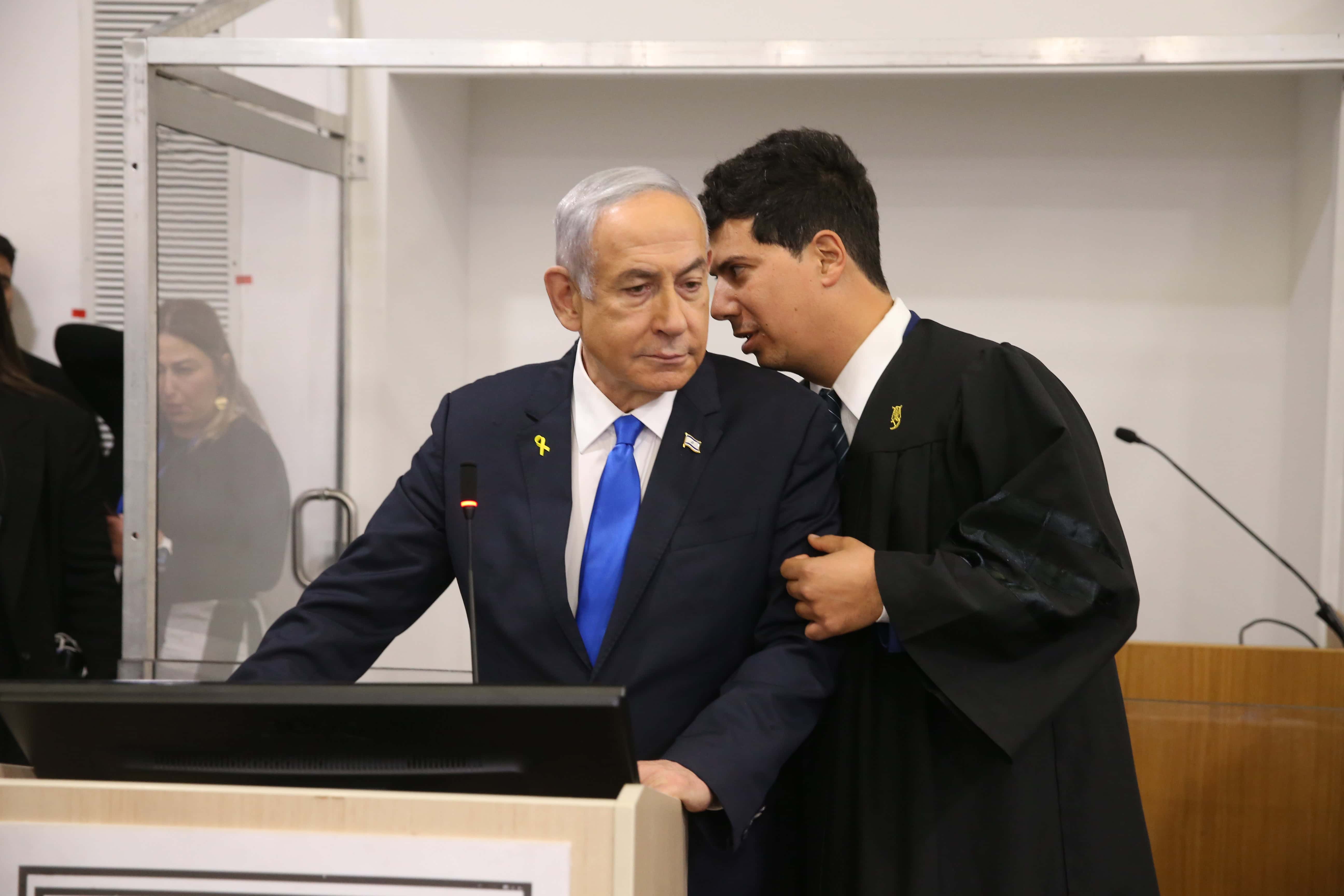 הנאשם בנימין נתניהו עם סנגורו, עו"ד עמית חדד, בפתח הדיון. בית המשפט המחוזי בתל-אביב, 11.12.2024 (צילום: עמית שאבי) הנאשם בנימין נתניהו עם סנגורו, עו"ד עמית חדד, בפתח הדיון. בית המשפט המחוזי בתל-אביב, 11.12.2024 (צילום: עמית שאבי)