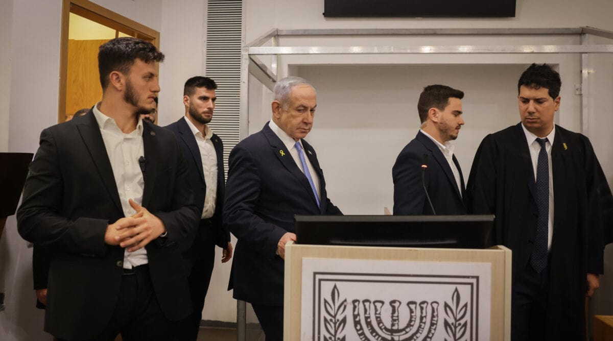 בנימין נתניהו בפתח יום עדותו הרביעי במשפט המו"לים. בית המשפט המחוזי בתל-אביב, 18.12.2024 (צילום: מרים אלסטר) בנימין נתניהו בפתח יום עדותו הרביעי במשפט המו"לים. בית המשפט המחוזי בתל-אביב, 18.12.2024 (צילום: מרים אלסטר)