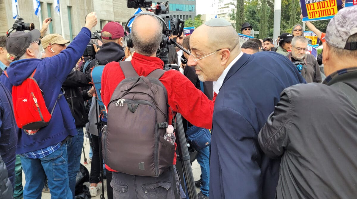 ח"כ ניסים ואטורי מחוץ לבית המשפט המחוזי בתל אביב ביום עדותו הראשון של בנימין נתניהו במשפט המו"לים. 10.12.2024 (צילום: איתמר ב"ז)